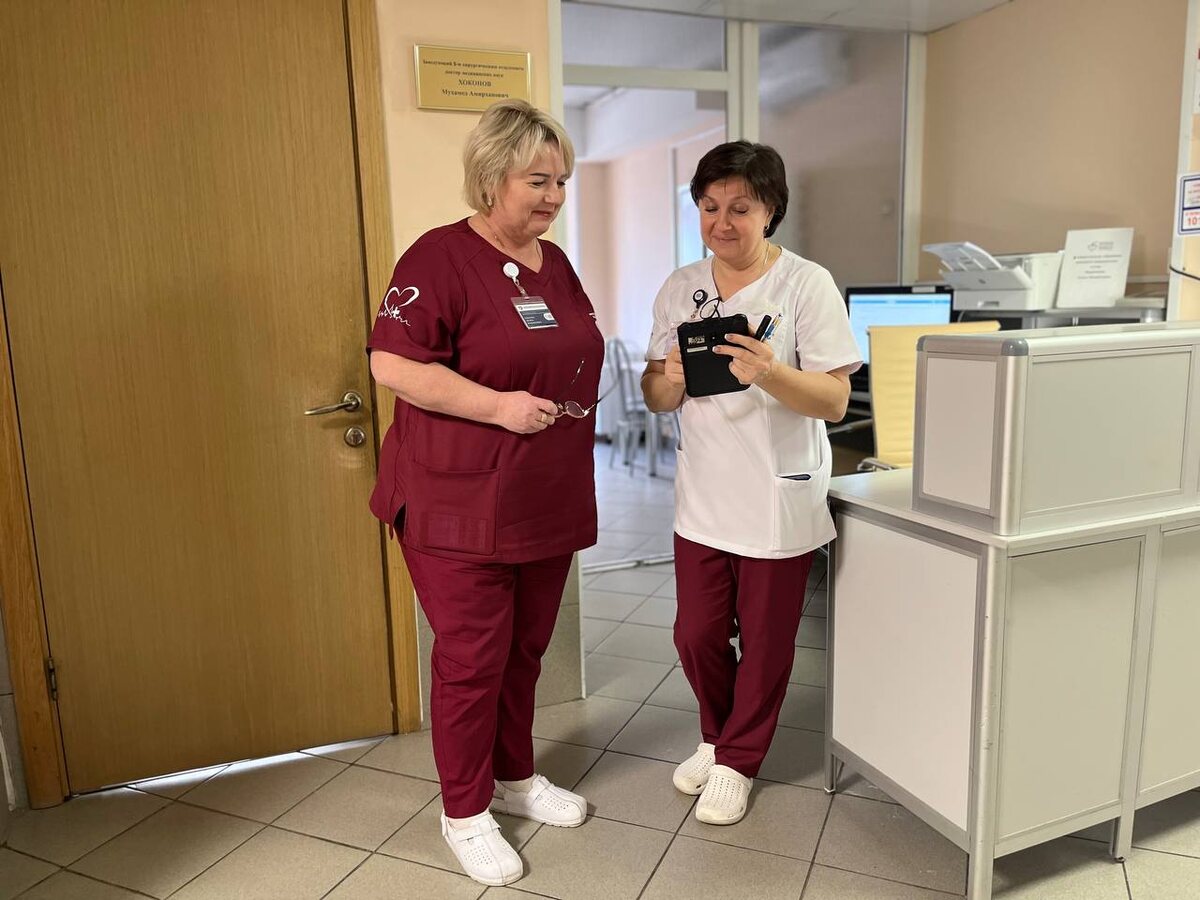 Татьяна Владимировна Субботина, старшая медицинская сестра с коллегой