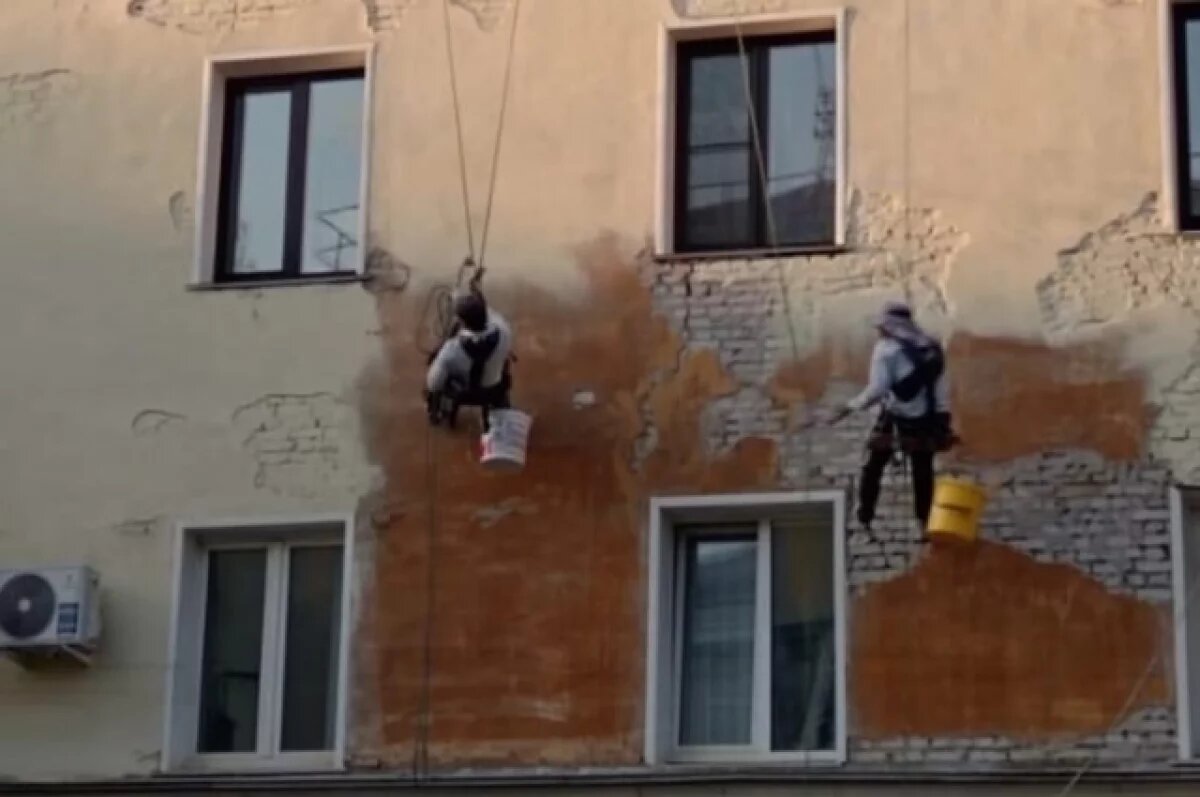    Жильцы жалуются, что краску рабочие наносили прямо поверх сбитых кусков штукатурки