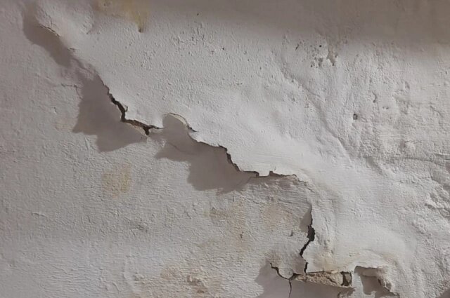    По стенам дома идут трещины Фото: Из личного архивa/ Ирина Буравлёва