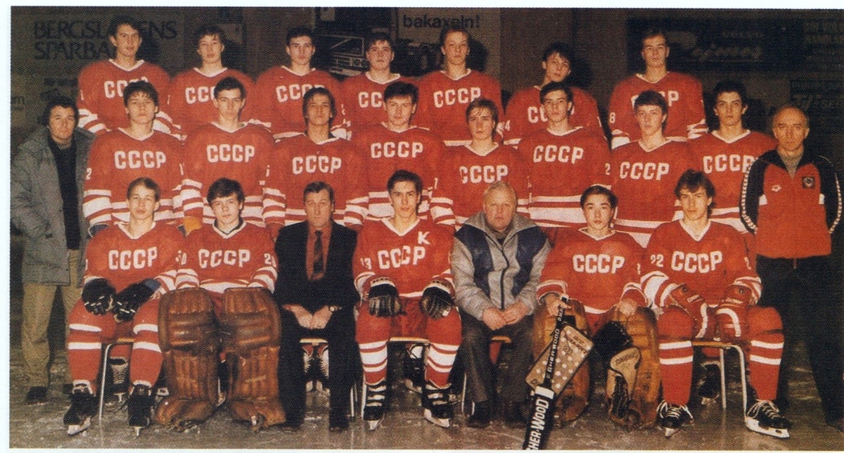 Дмитрий Мельников нижний ряд второй слева. Фото Был такой Хоккей (В контакте)