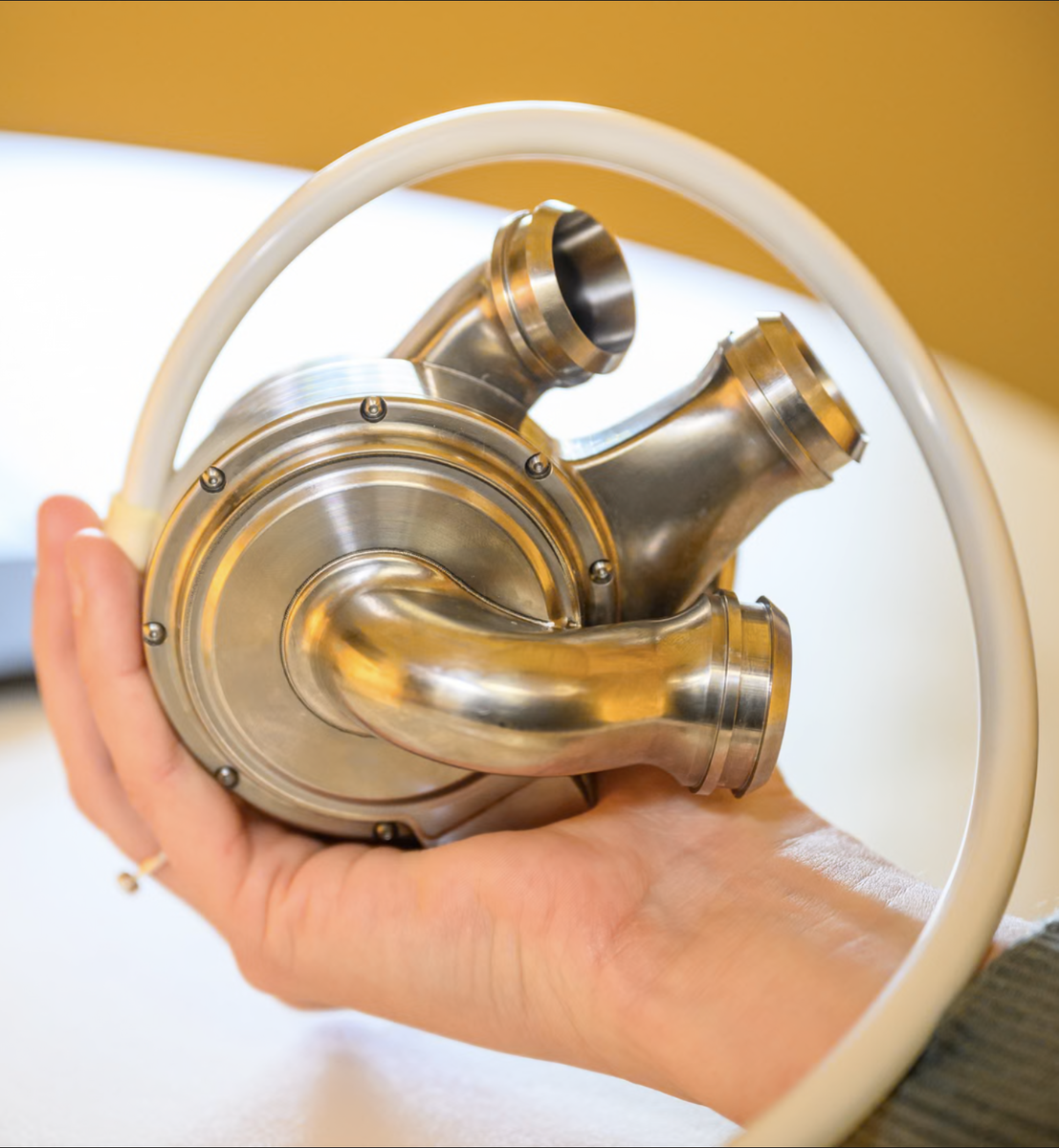 Искусственное сердце BiVACOR — первая в мире имплантируемая роторная помпа для крови, способная полностью заменить человеческое сердце. Источник: https://www.theguardian.com/australia-news/2025/mar/12/australian-man-survives-100-days-with-artificial-heart-in-world-first-success