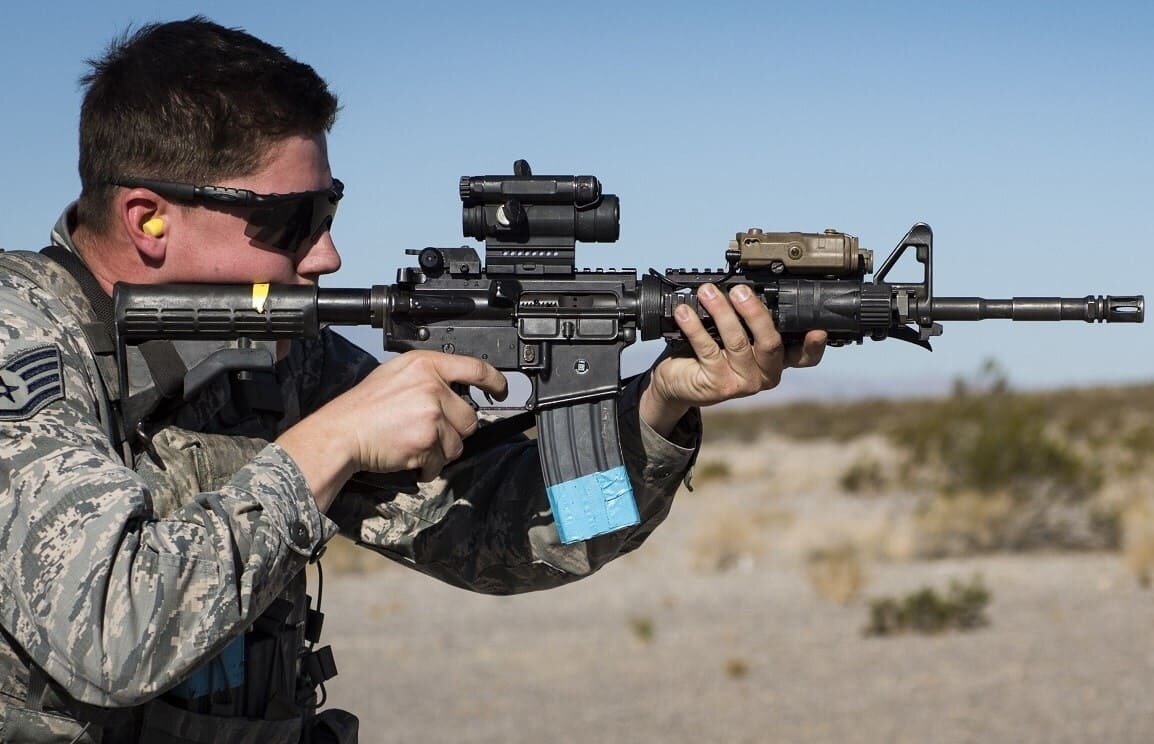 Американский солдат с М4  в руках.