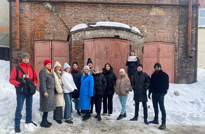    Участники Сообщества маркетологов во дворе дома купца Второва. Фото Андрей Повалюхин admin