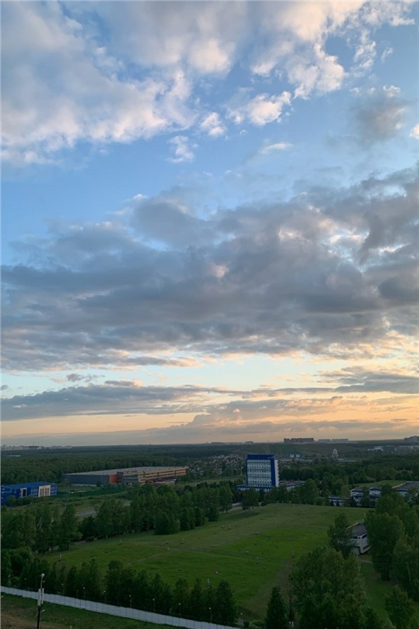 Мы живём в Новой Москве, каждый раз, когда на меня находит «приступ» срочно переехать ближе к центру — я смотрю в окно, где вижу простор и зелень. В центре найти такой вид маловероятно, так и выбираешь приоритеты
