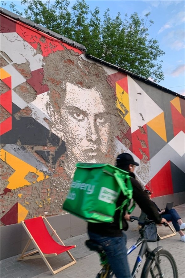 Москва — это про 💯 доступность и оперативность. Можно не выходить из дома и курьеры сделабт массу дел за тебя. Как-то я заболела и за день я воспользовалась 3-4 курьерами, которые решили мои рабочие задачи
