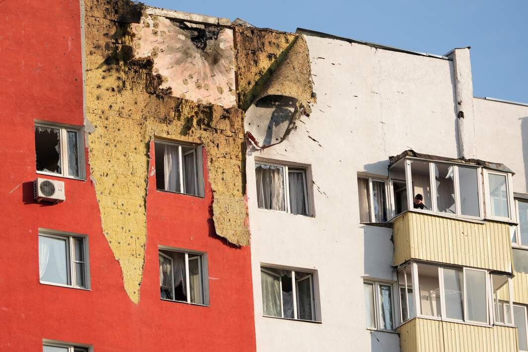 Повреждения в многоквартирном доме на Домодедовской улице в результате падения беспилотного летательного аппарата
Фото: ИЗВЕСТИЯ/Эдуард Корниенко