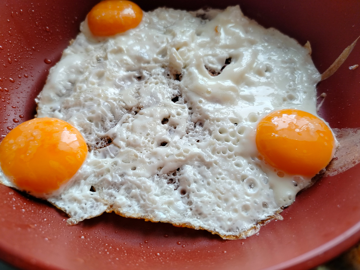 Сковородка великовата, получилось тонковато. Это прям стихи. Неужели я поэт??? Нет поэтесса. Никаких хи хи. Поэтесса и все тут! 