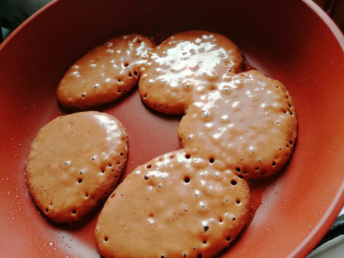 Жарю шоколадные оладушки.