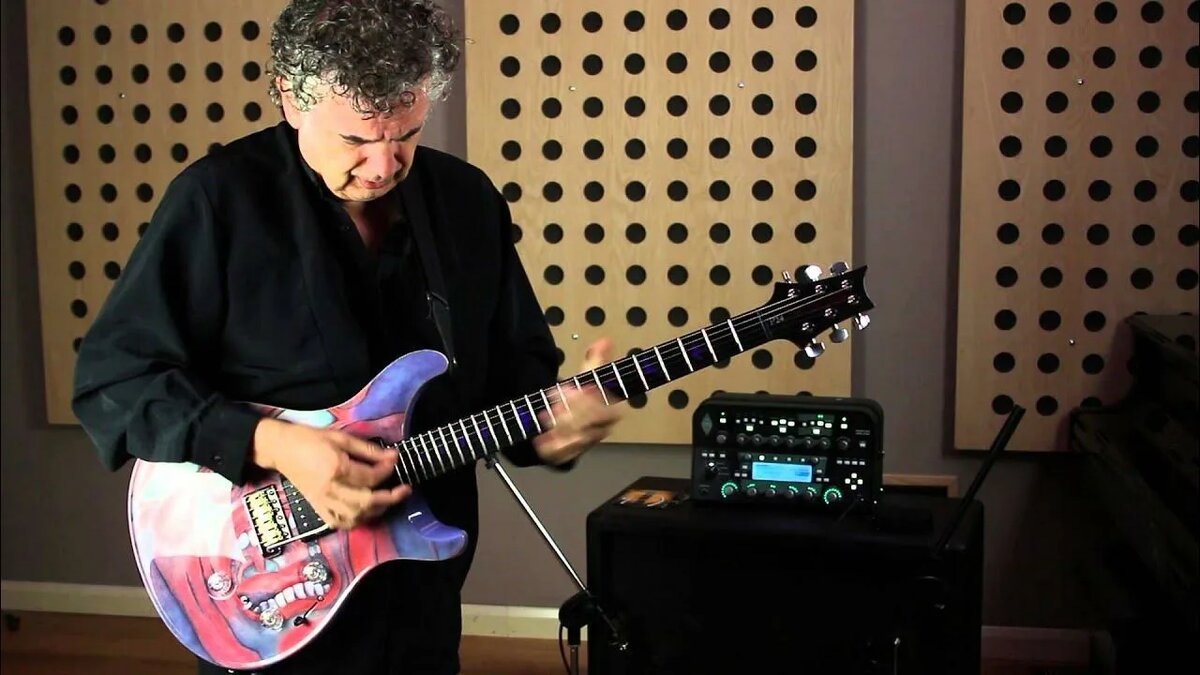 Известный английский аудио-продюсер, музыкант и актёр. Он выпустил несколько сольных альбомов в качестве певца, композитора и мультиинструменталиста. С 2013 года является вокалистом King Crimson . Его работы были подписаны по-разному: «Jakko», «Jakko Jakszyk» и «Jakko M. Jakszyk».