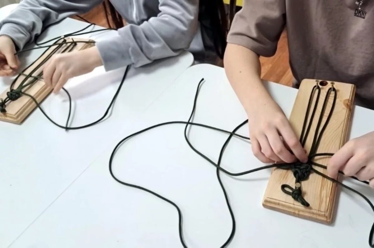    Астраханские воспитанницы соццентра плетут «браслеты выживания» для военных