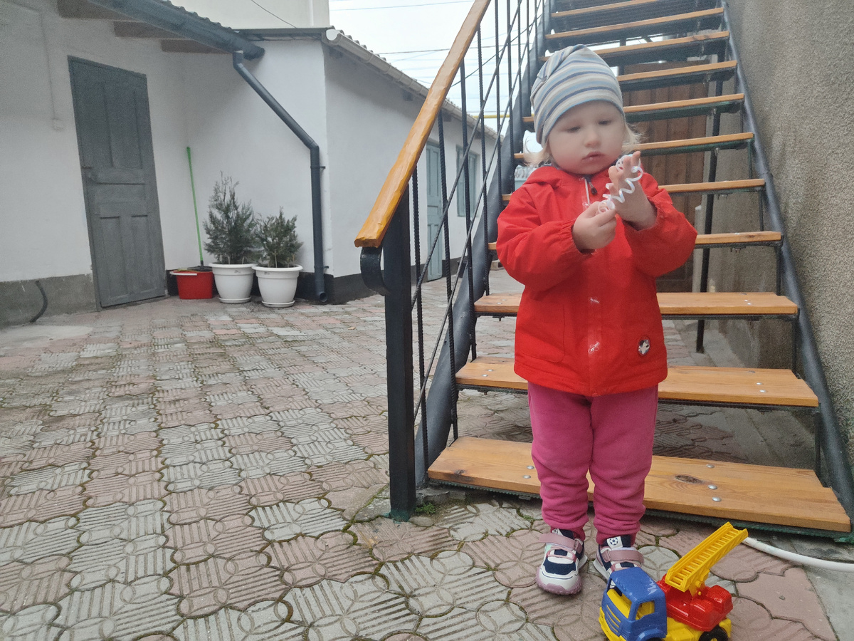 в новых кроссовках и с резиночками)