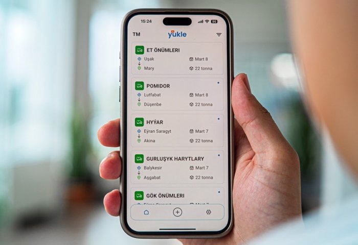 Пользователь знакомится с новыми возможностями программы Ýükle.