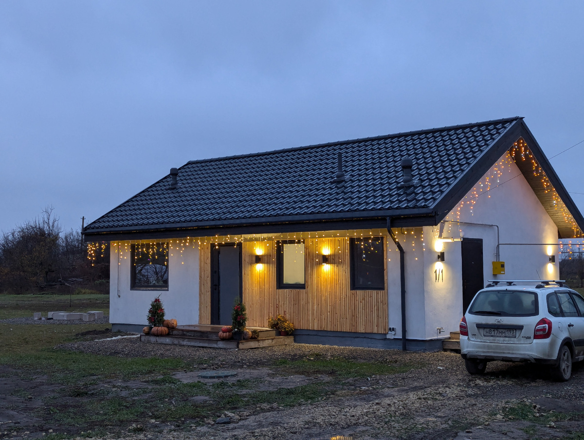 Сейчас дом выглядит вот так, и далее я собираюсь заняться уже благоустройством территории. 