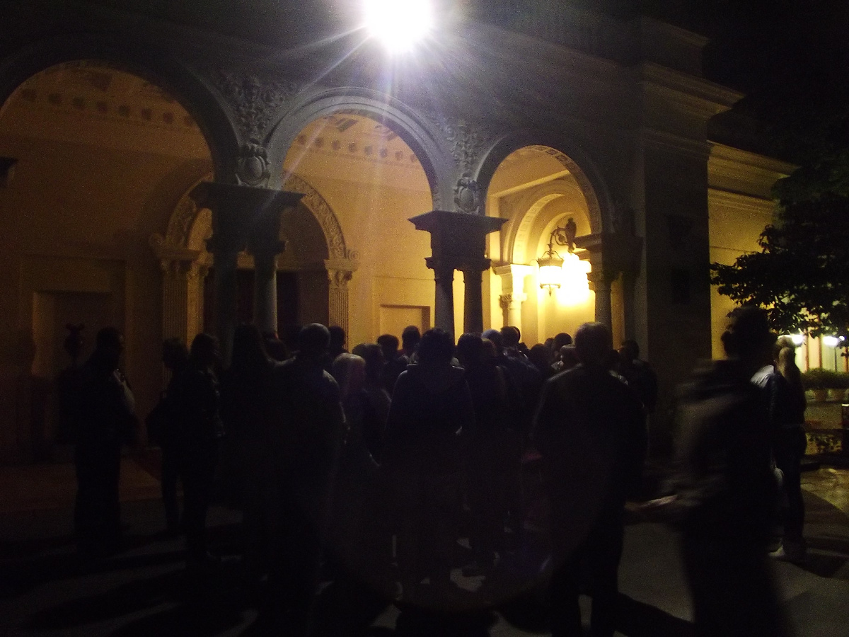 Очередь перед дворцом. Фото Евгении Блинчик.