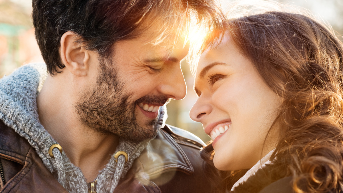 Ты улыбаешься не натянуто, а естественно