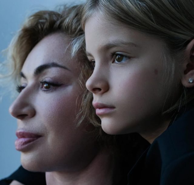    Симона Юнусова с внучкой Алисой. Фото: социальные сети