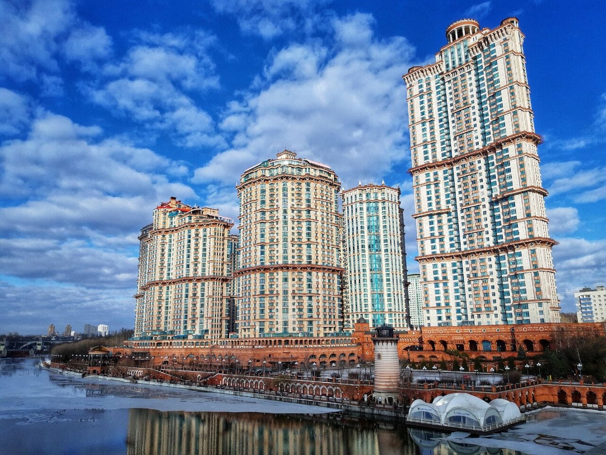 В Москве взорван жилой комплекс «Алые паруса». Правоохранительные органы сообщили, что предполагаемый организатор взрыва нелегально проживал в России.