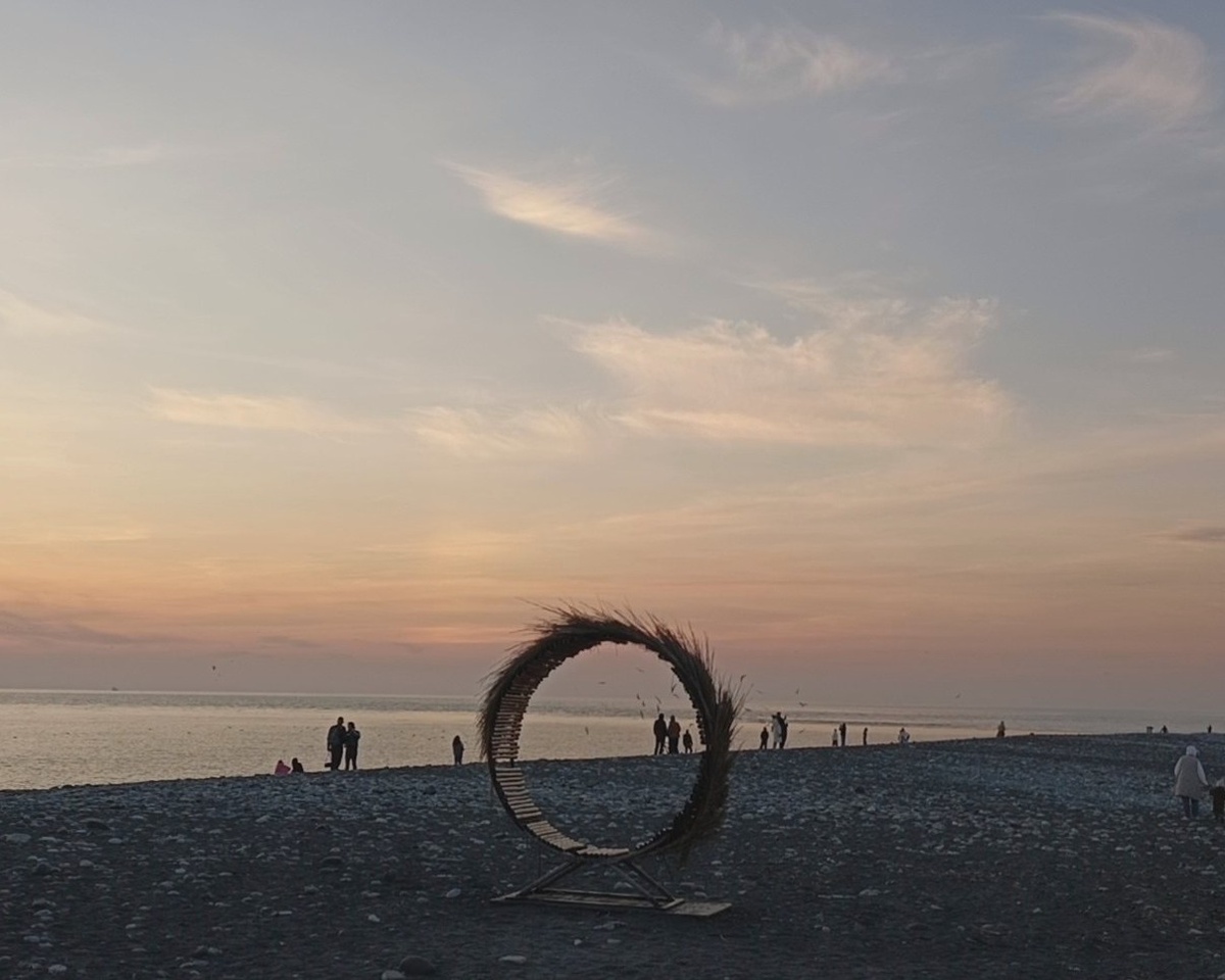 Адлер, пляж "Сочифорния", март 2025 г.