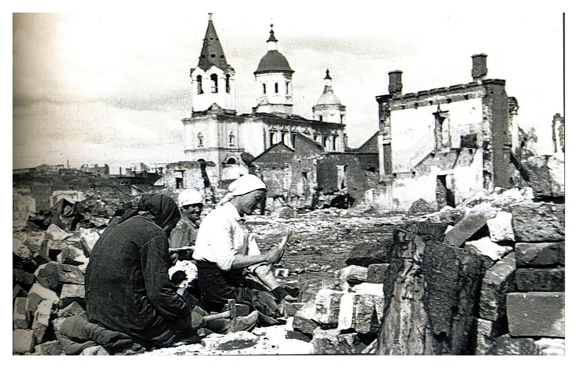 Петропавловская церковь. На переднем плане женщины разбирают кирпичи печи и фундаменты сгоревших домов. Г. Смоленск. Июль 1942 г. Из фондов Смоленского государственного музея-заповедника.