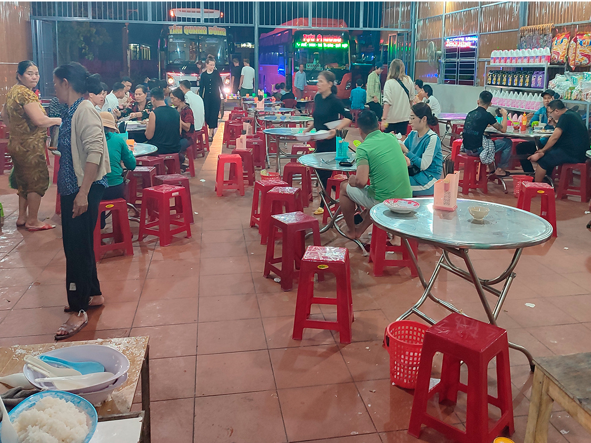  В пути будет несколько остановок. Одна обязательно в кафе, для перекуса. Можно неспеша поужинать