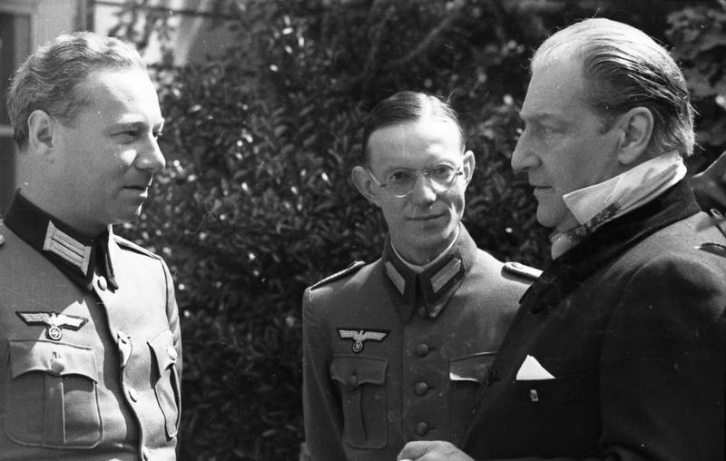 Зондерфюрер - «особый руководитель». Они назначались на соответствующие должности только в тех случаях, когда для исполнения связанных с ними функций требовалась специальная квалификация и когда для них нельзя было подобрать офицера (унтер-офицера) с соответствующей квалификацией. На фото зондерфюрер стоит посередине.