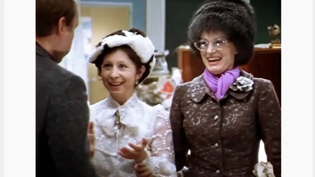    фото: скриншот фильма «Ирония судьбы, или С лёгким паром!». Валентина Талызина справа