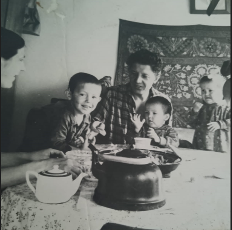 Вот за этим столом мы, малыши, пили чай с татарскими вкусняшками. Фото из архива автора.