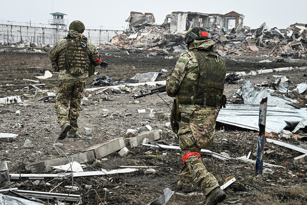 Военнослужащие РФ в освобожденном селе Малая Локня в Суджанском районе Курской области, 11 марта 2025 года / Станислав Красильников/РИА Новости 
