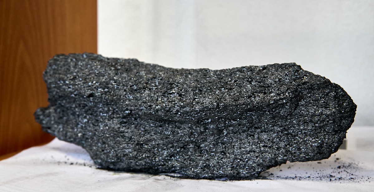 Игольчатый кокс — дорогостоящая и стратегически важная продукция. Он используется для производства графитированных электродов, а также для изготовления литий-ионных аккумуляторов.