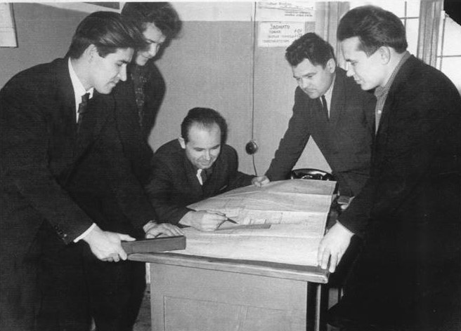 Над технологией производства игольчатого кокса учёные Уфимского нефтяного начали работать ещё в конце 1960-х – начале 1970-х годов. Масштабные исследования вели научные группы под руководством Загидуллы Сюняева и Рагиба Гимаева.