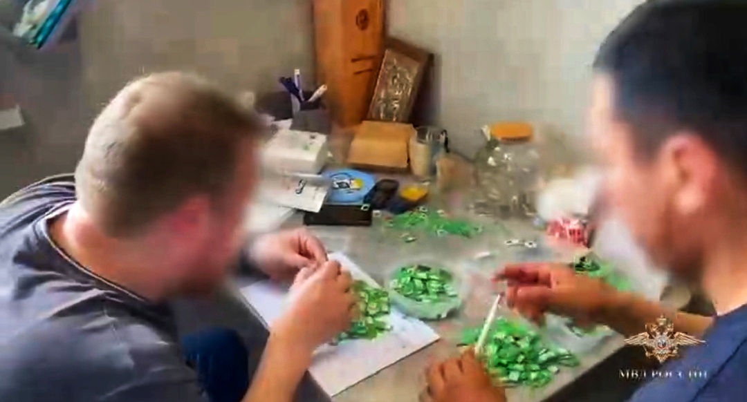 У мошенников изъяли около 3 тысяч симок. Оперативная съемка. 