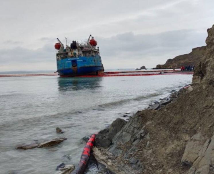 потерпевшее крушение судно, одно из двух