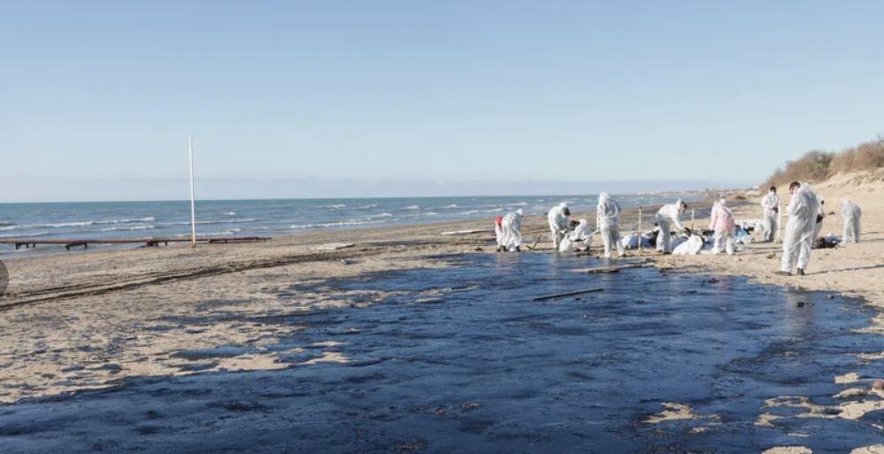 огромное количество мазута уже собрано