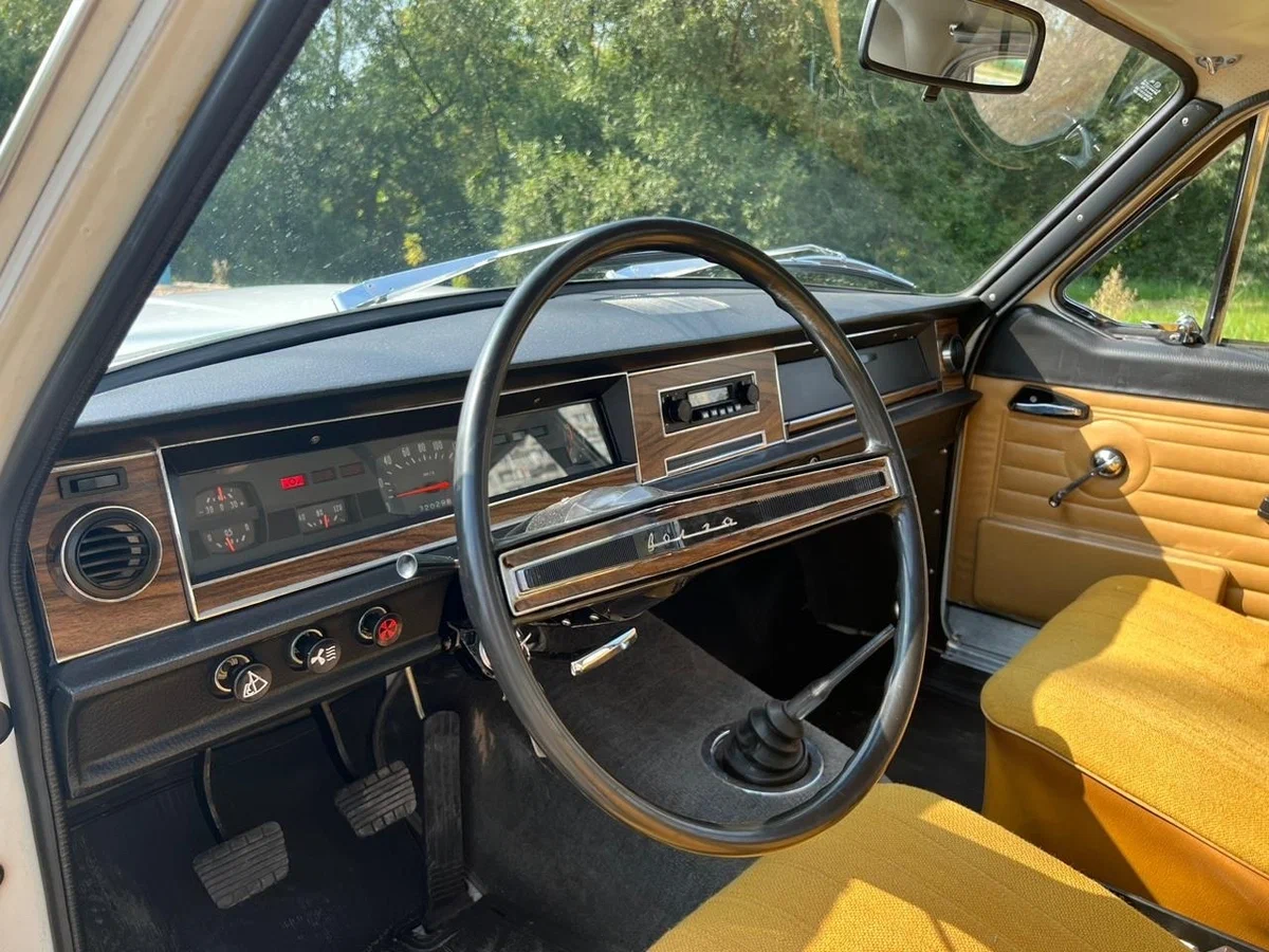 Роскошный салон и брутальные органы управления. На педали надо не жать, а наступать! Источник фото https://auto.ru/cars/used/sale/gaz/24/1124729734-6fe848f7/