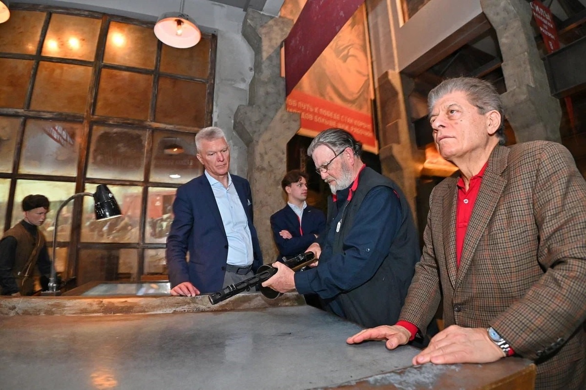    Москва. Визит консервативных блогеров из США. Судья Наполитано и Ларри Джонсон изучают автомат ППШ // Фото: Царьград