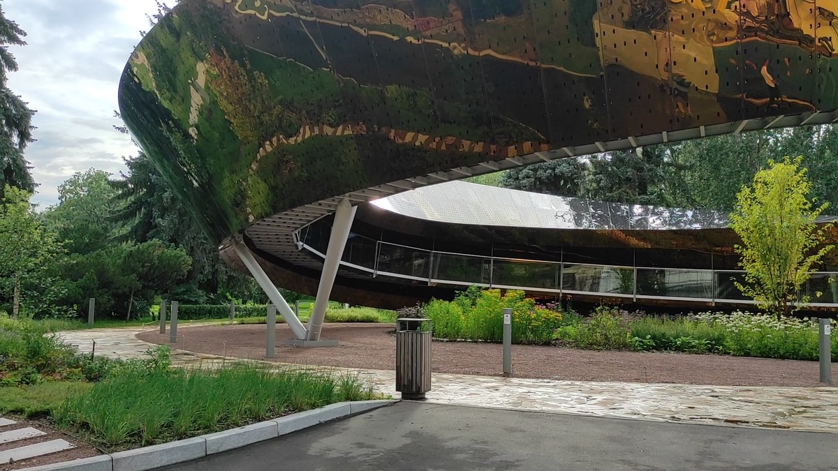 Ландшафтный аттракцион «Лента Мёбиуса» на ВДНХ