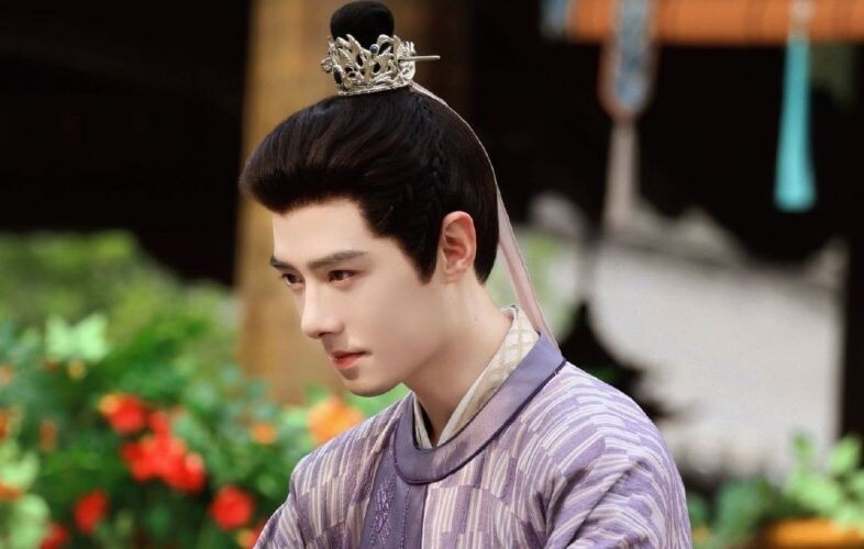 Шпилька на месте, ибо очень благородный господин