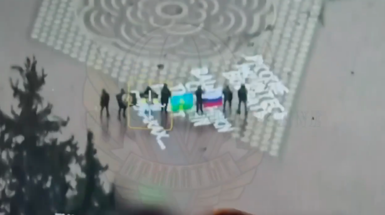    Российские военные с флагами перед зданием администрации Суджи. Кадр из видео / соцсети