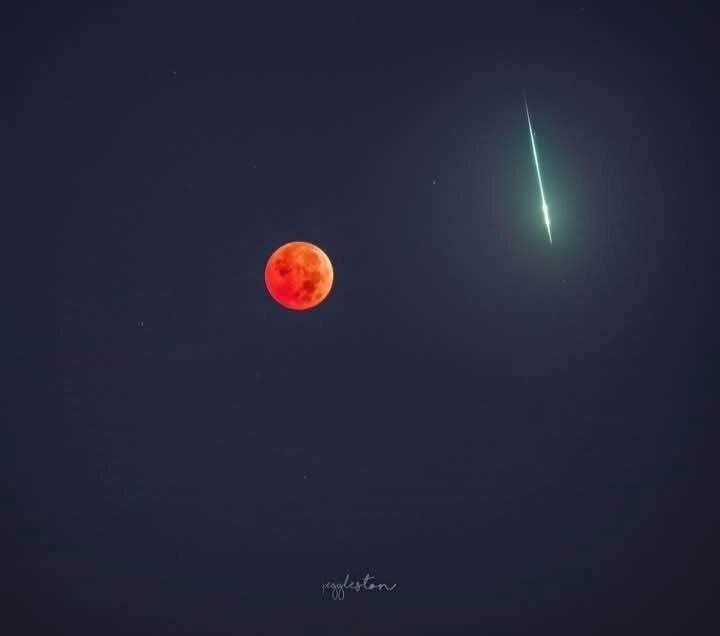 кровавое лунное затмение с тауридным огненным шаром, снятым в 2022 году в обсерватории Висячая скала в округе Монро членом WVAA/офицером Джонатаном Эгглстоном