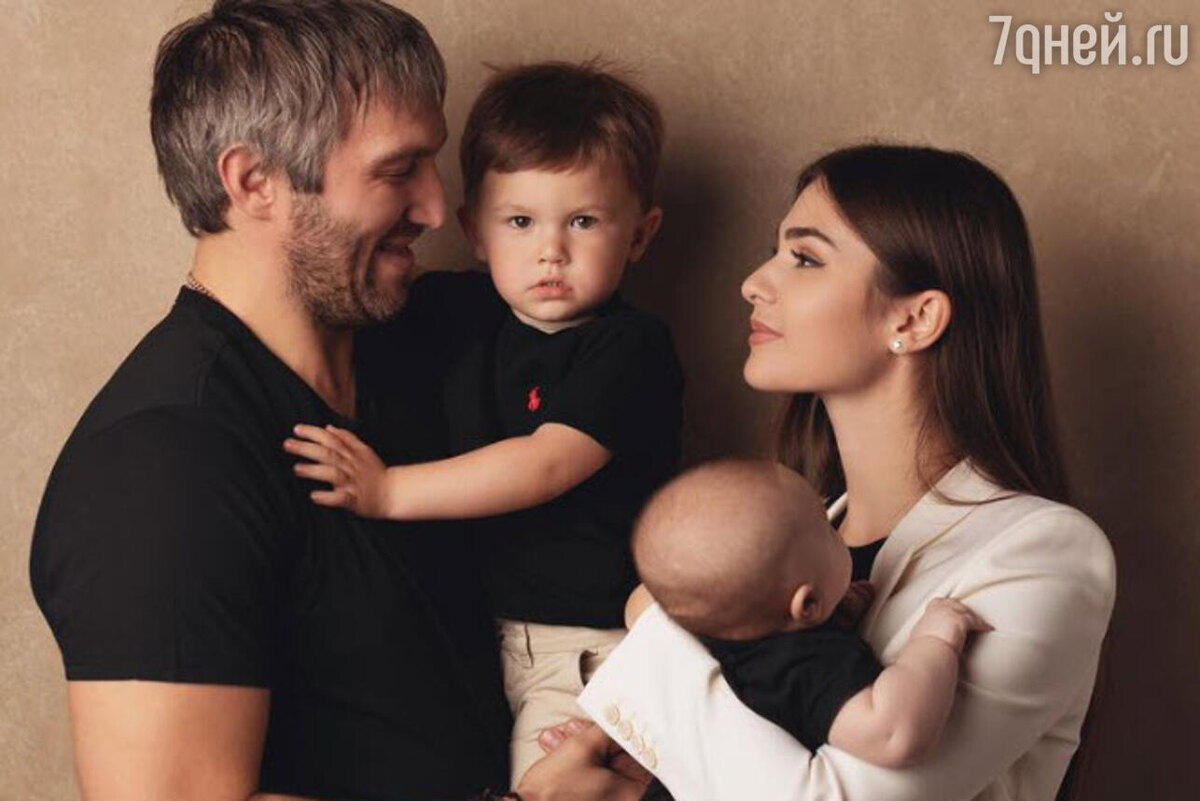    Александр Овечкин с женой и сыновьями соцсети