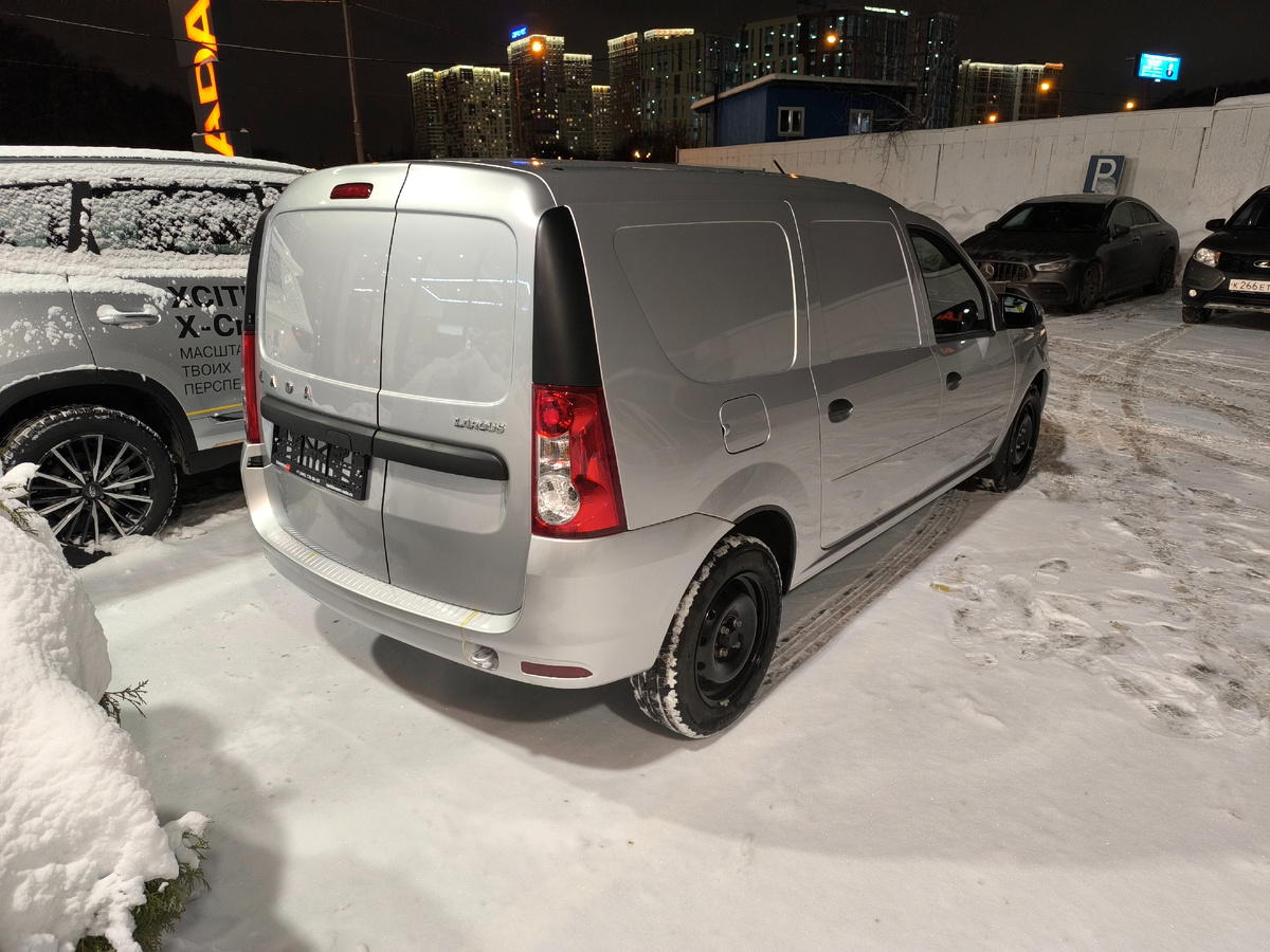 Сзади новый Лада Ларгус 2025 года ни чем не отличается от предшественников