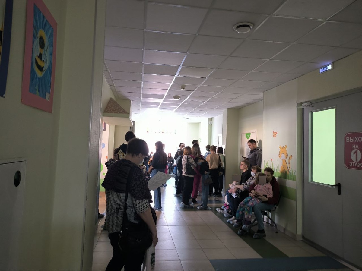 В детской поликлинике скопились огромные очереди.  Фото: Фото предоставлено героем материала