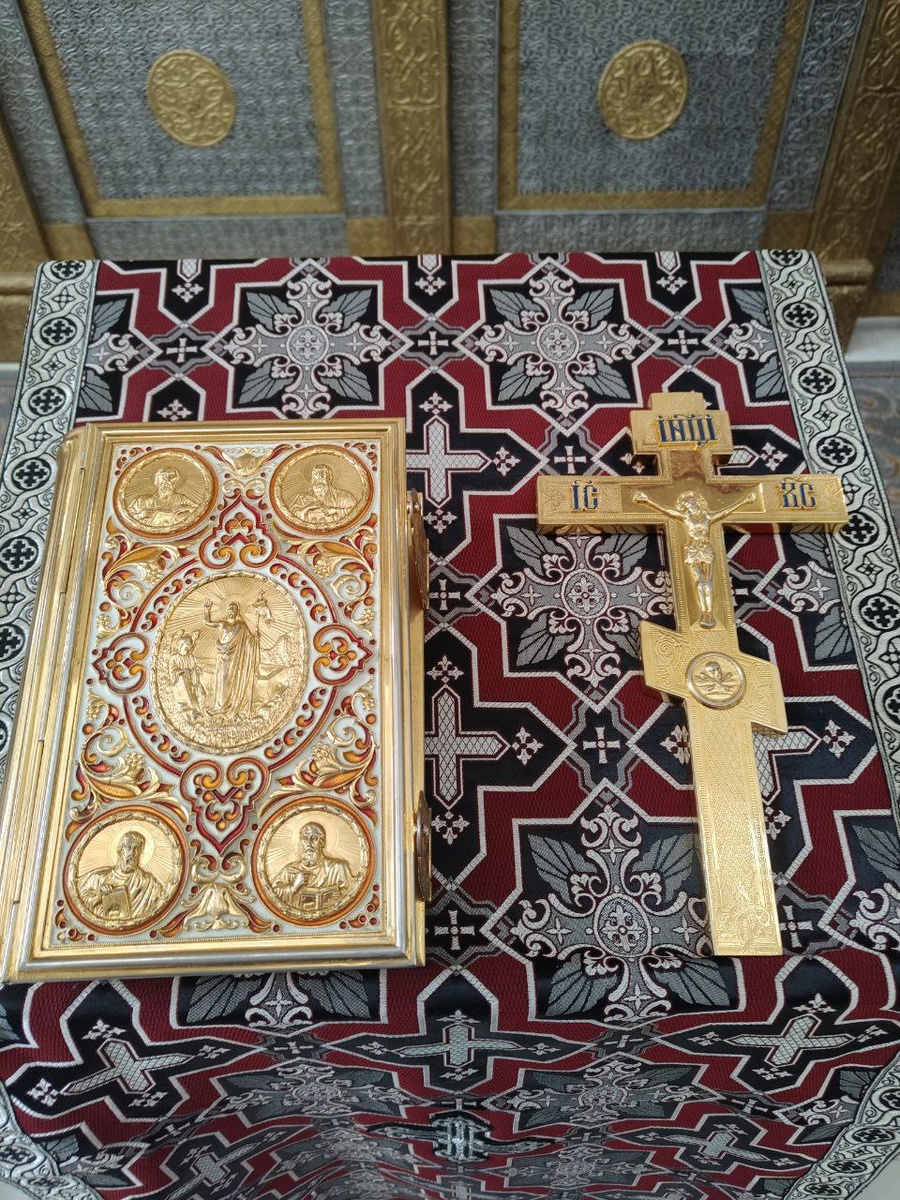 Сегодня зашла с утра в храм в Заречье Новомучеников и Исповедников Российских помолиться. 