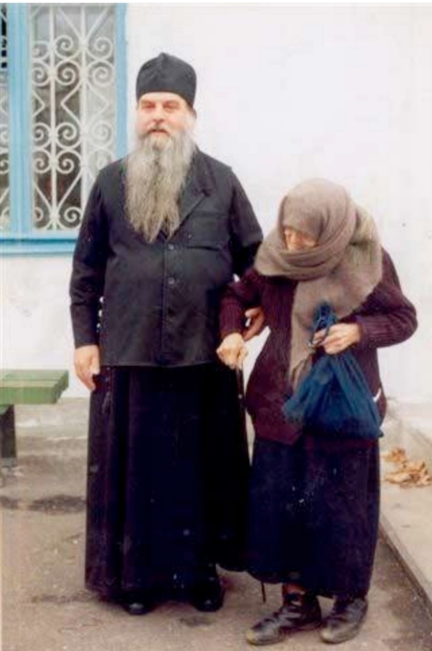 Нашла смотрите, до чего прекрасную фотокарточку: архимандрит Агафангел (Догадин)
с блаженной матушкой Варварой Старорусской. Вот она, миленькая наша.