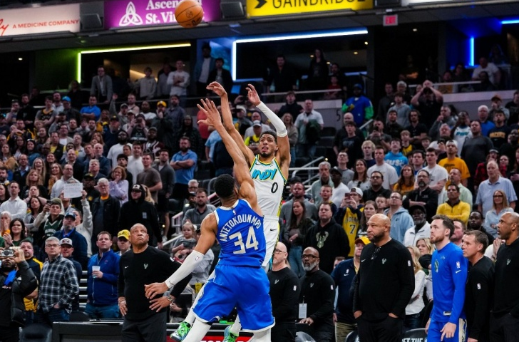 Такие эпизоды случаются не так часто!
Матч между «Индианой» и «Милуоки» получился хаотичным — нервным, бешеным и абсолютно непредсказуемым до самого финального свистка. Команды словно устроили качели: то взлетали на волне результативных рывков, то стремительно рушились в пропасть провалов. В какой-то момент казалось, что «Бакс» вот-вот дожмут соперника, но одно неверное решение перевернуло всё с ног на голову.