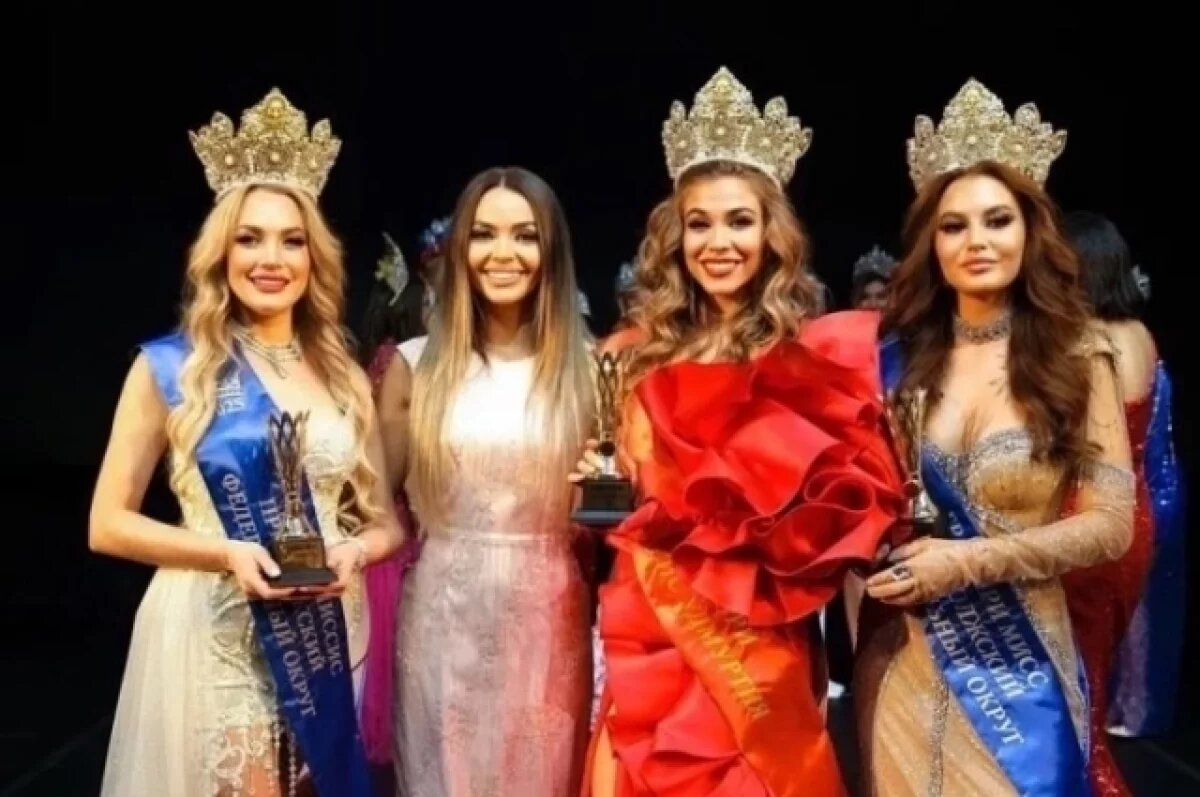    Слева направо: «Миссис ПФО - 2025» Алина Денисова, региональный директор конкурса Ксения Балобанова, Гран-при «Миссис Удмуртия - 2025» Анна Трапезникова-Черепанова, Гран-при «Мисс ПФО - 2025» Снежана Мышкина