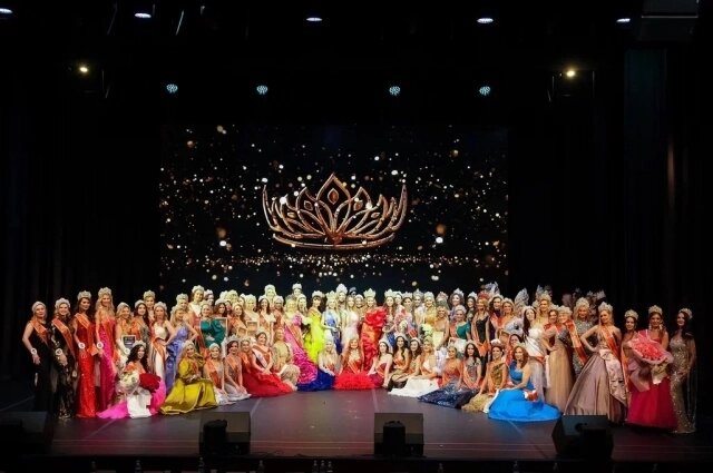    На сцене собралось 99 конкурсанток. Фото:  «Мисс и Миссис ПФО» и «Миссис Удмуртия»