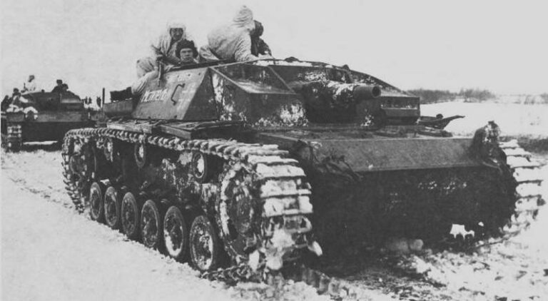 Трофейная самоходка StuG III с надписью «Мститель». Западный фронт, март 1942 года