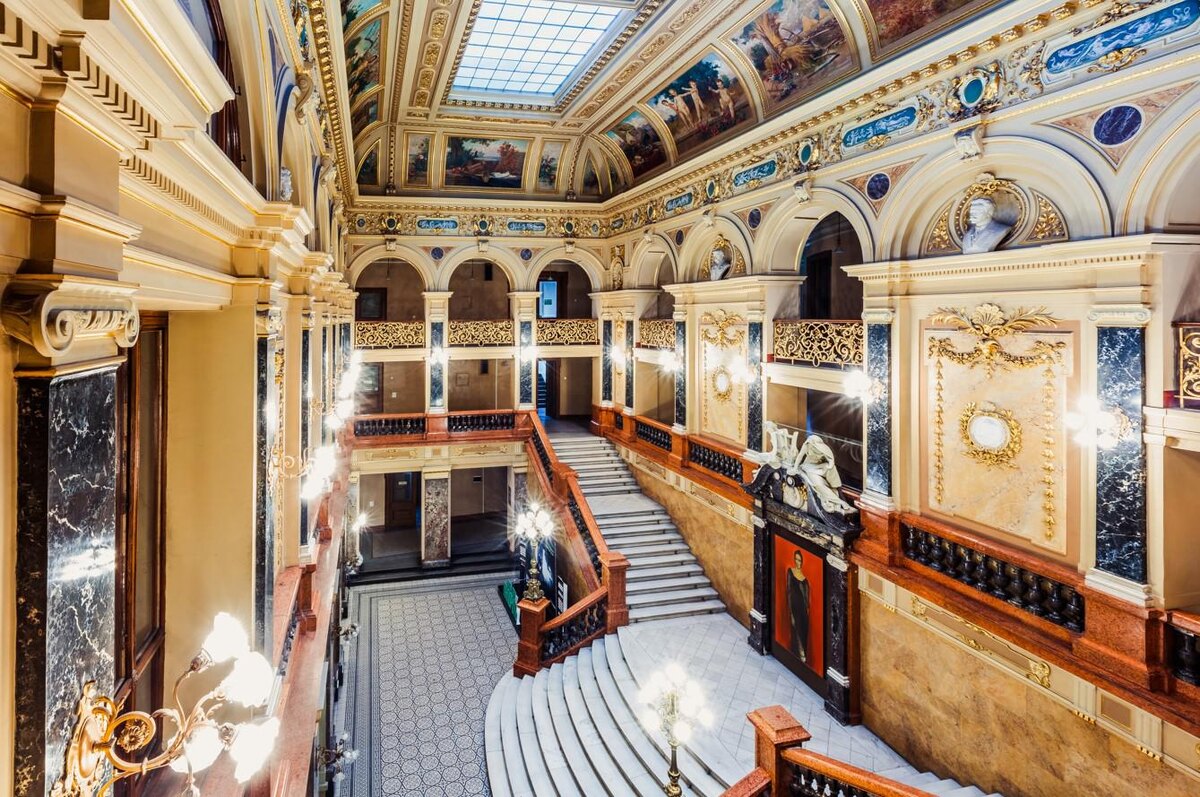 Ruslan Lytvyn / Shutterstock / FOTODOM📷Термин «фойе» происходит от французского foyer, что первоначально означало «очаг» или «место сбора»