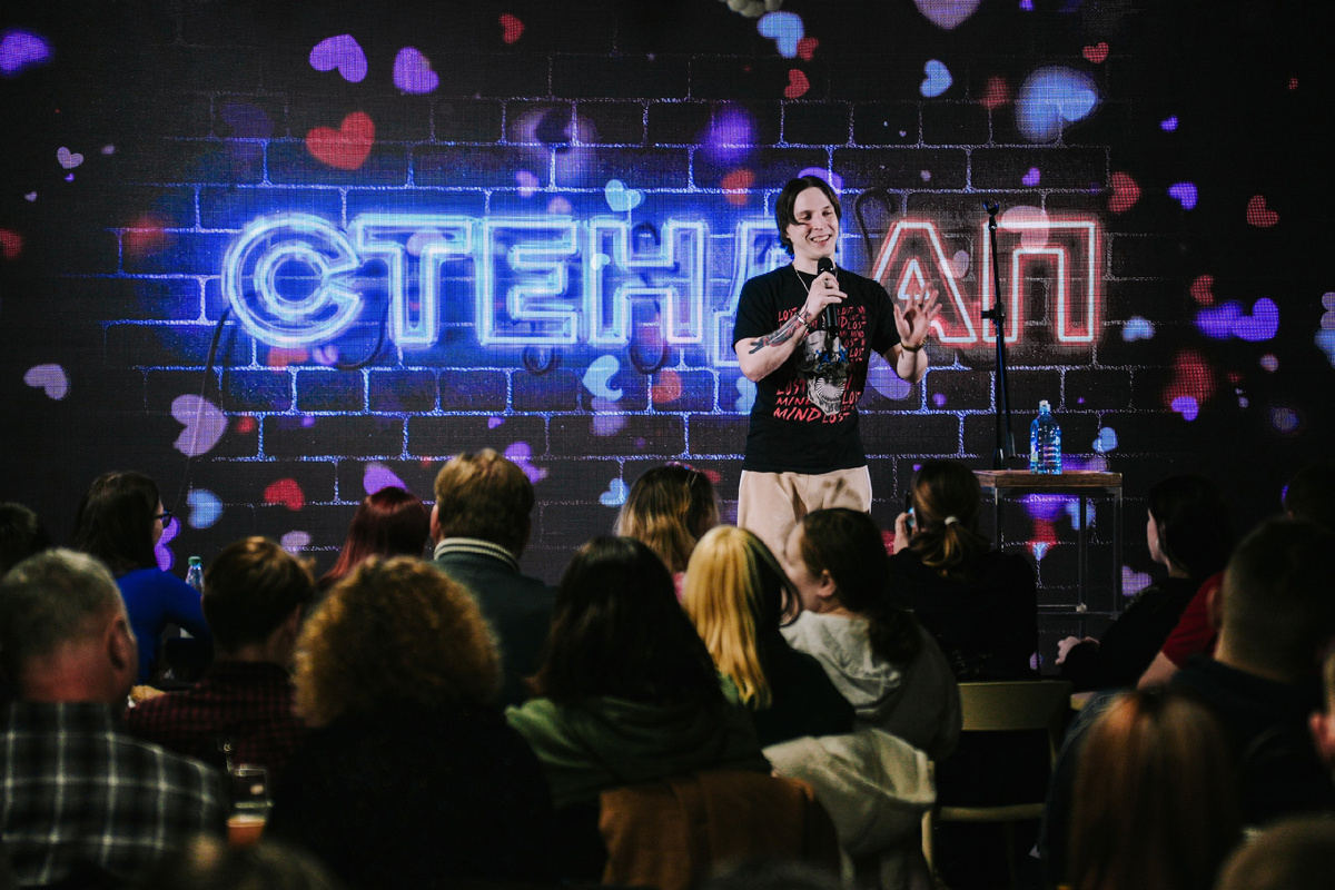 Артем Лебедев открывает стендап-концерт в ЦУМе